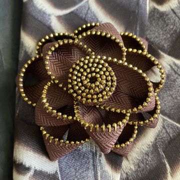 Bark Zip Edged Corsage