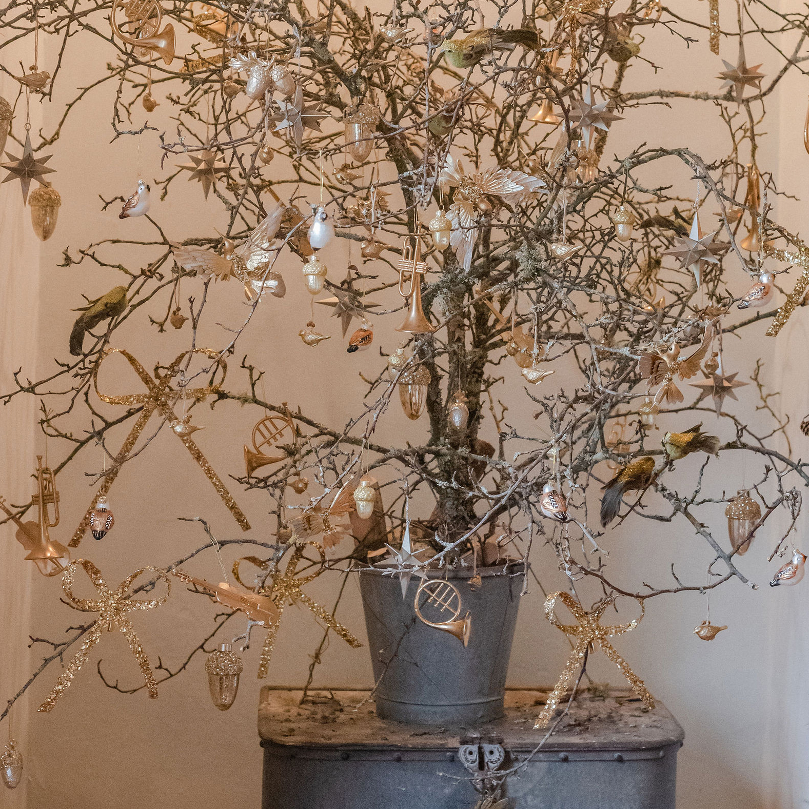 festive mantlepiece